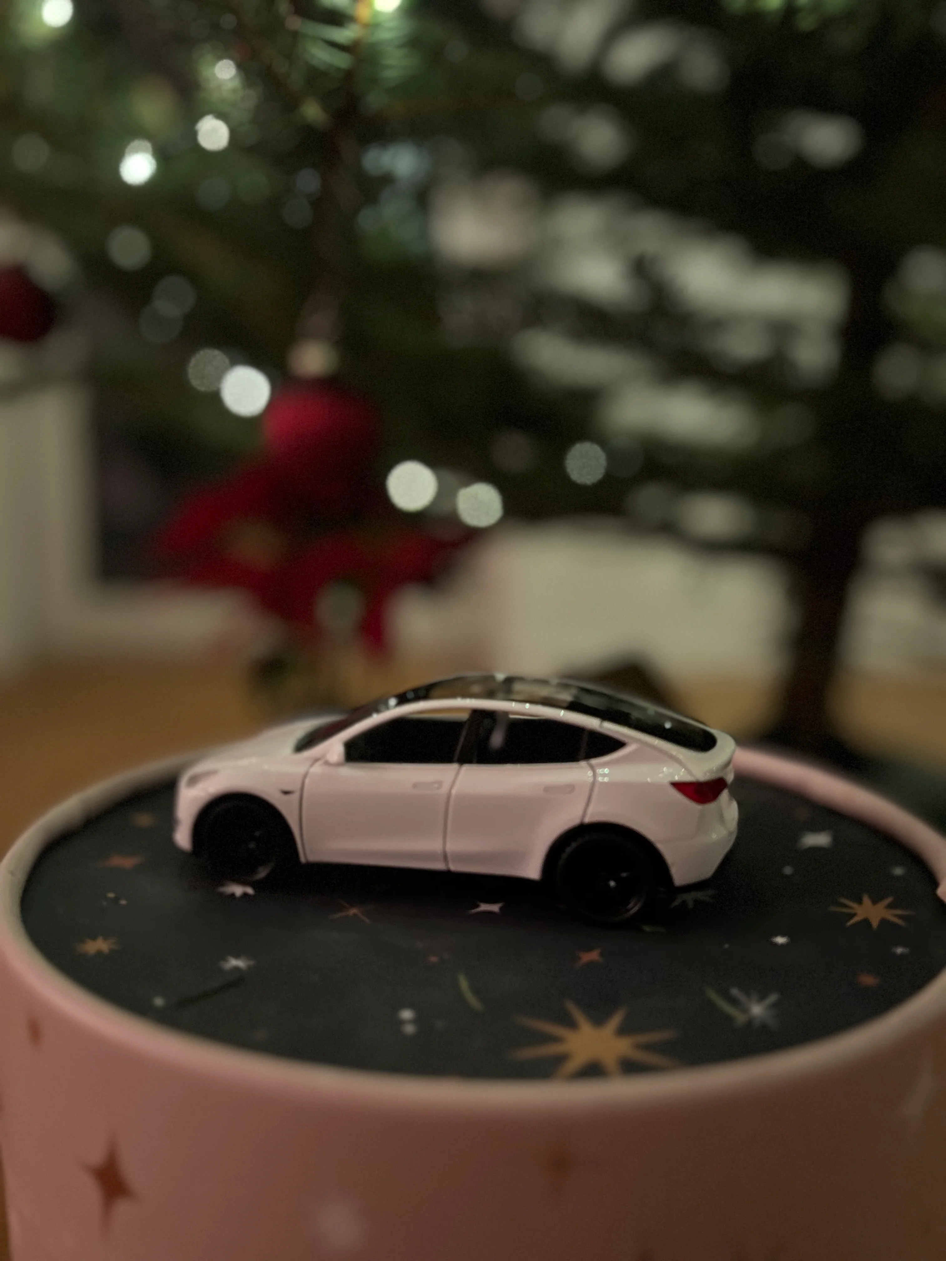 Tesla Model Y Modellauto im Maßstab 1:32 – Für kleine und große Fans - Image 3